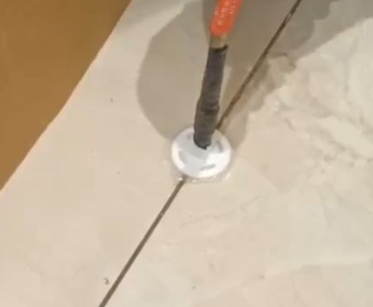 钟楼瓷砖空鼓维修公司专业解答瓷砖在铺贴过程中，如果没有涂抹均匀到位的粘结材料（如水泥砂浆或瓷砖胶），可能会导致以下问题