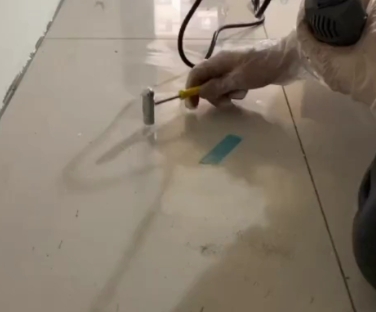 钟楼瓷砖开裂维修公司专业分享瓷砖在铺贴前如果没有沥干水分，将会导致以下问题